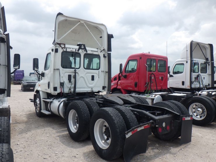 2017-freightliner-cascadia-113-image-12