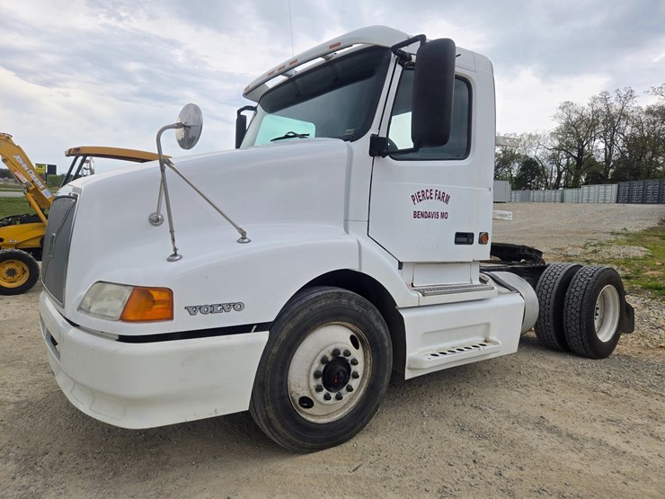 1999-volvo-vn-image-3