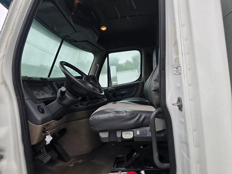 2015-freightliner-cascadia-113-image-54