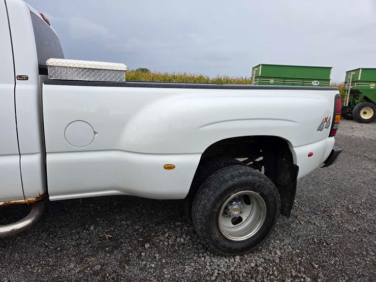 2001-chevrolet-3500-image-18
