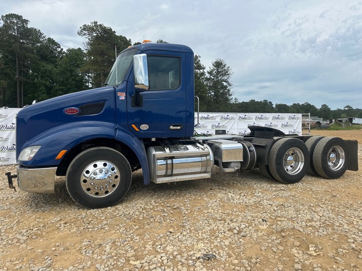 2017-peterbilt-579-image-1