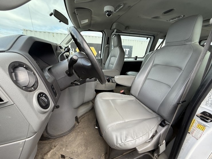 2013-ford-e350-image-27