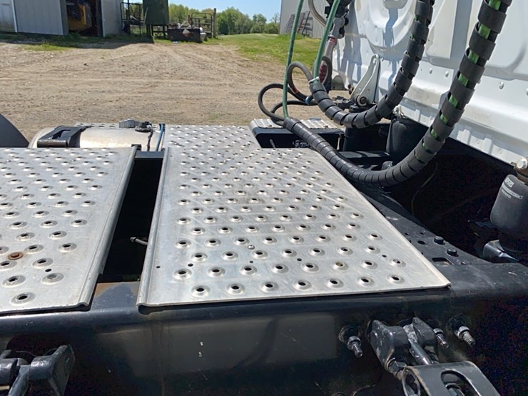 2019-freightliner-cascadia-day-cab-image-16