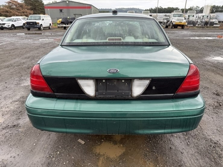 2008-ford-crown-victoria-sedan-image-5