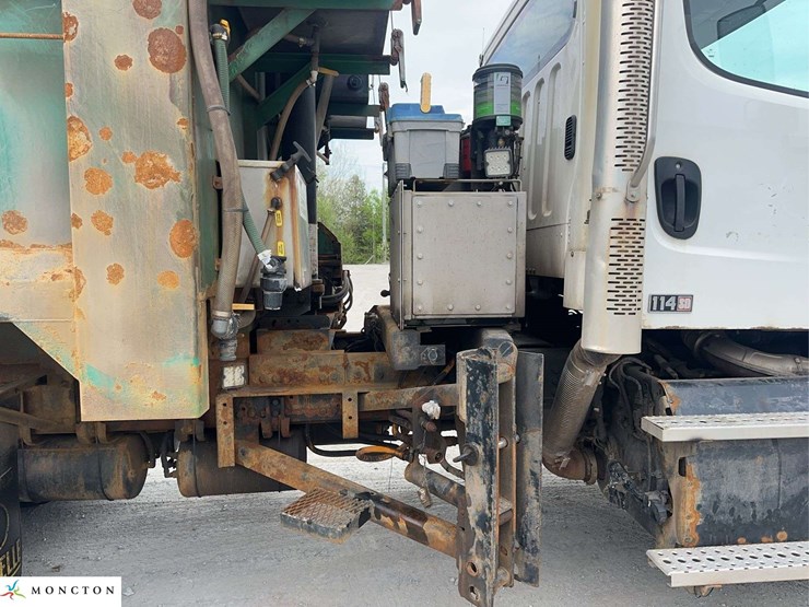 2015-freightliner-114sd-image-15