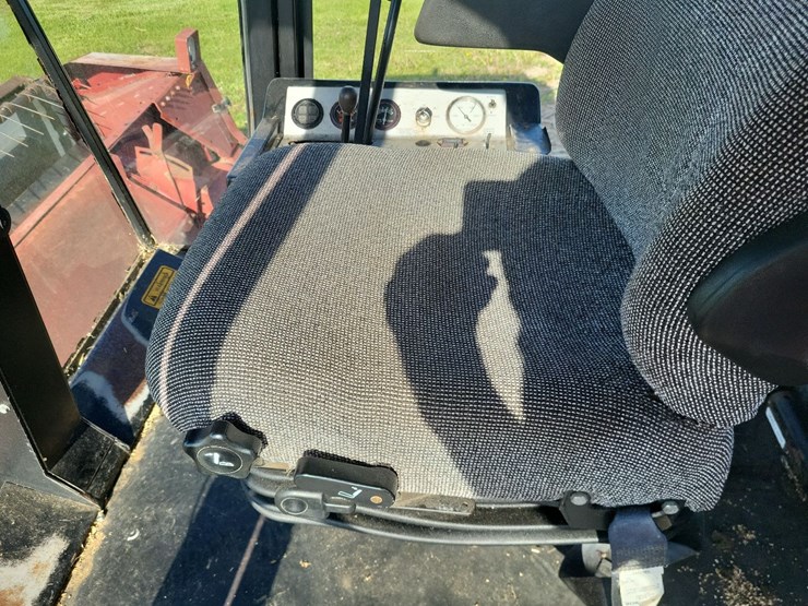international-8840-swather-image-50
