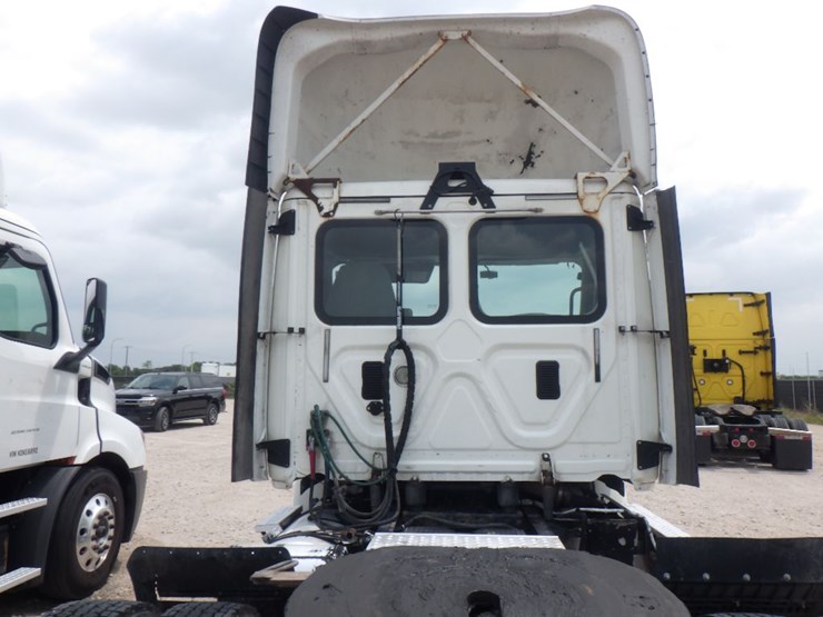 2017-freightliner-cascadia-113-image-10