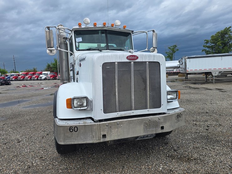 2009-peterbilt-365-image-35