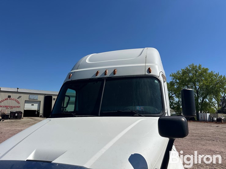2015-freightliner-cascadia-125-image-18