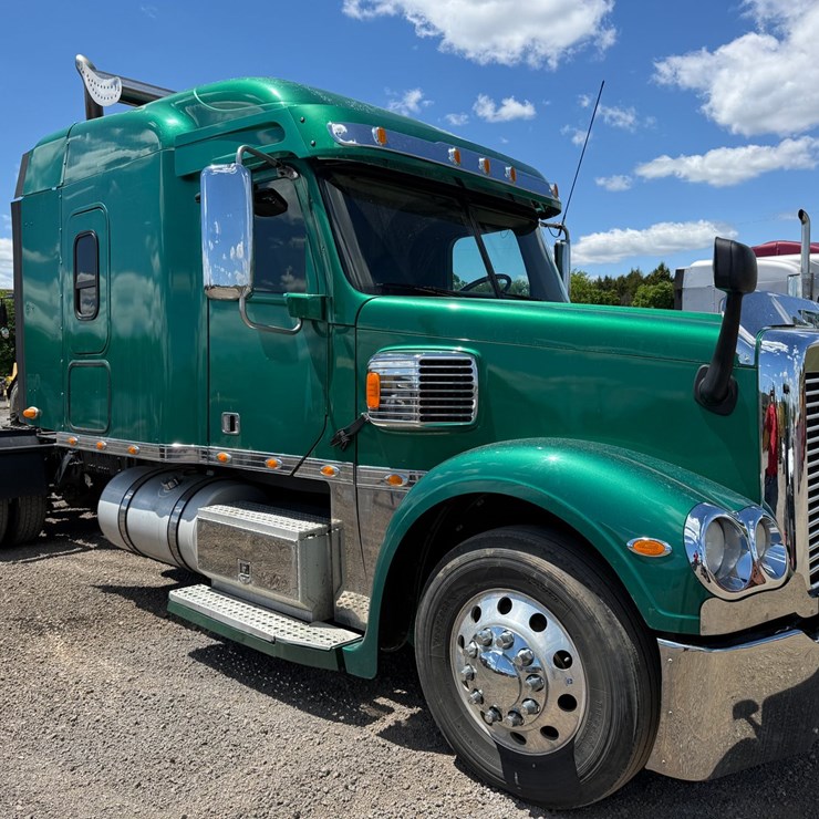#89 • 2015 FREIGHTLINER CORONADO ROAD TRACTOR