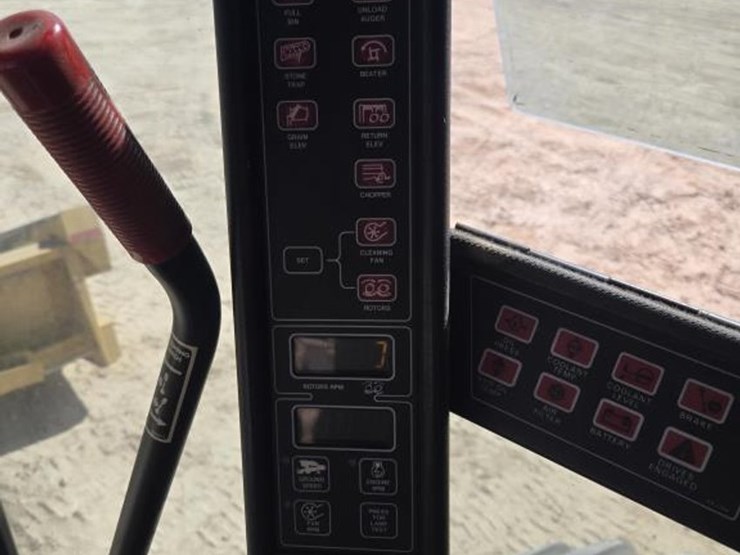 new-holland-tr97-image-25