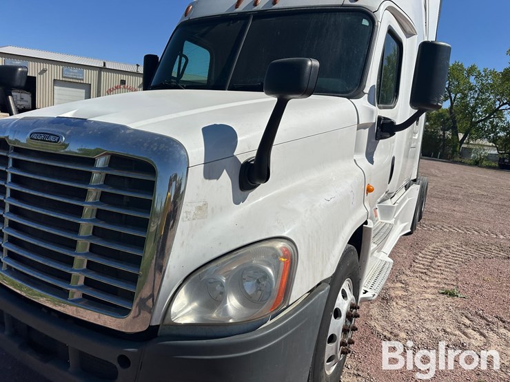 2015-freightliner-cascadia-125-image-17