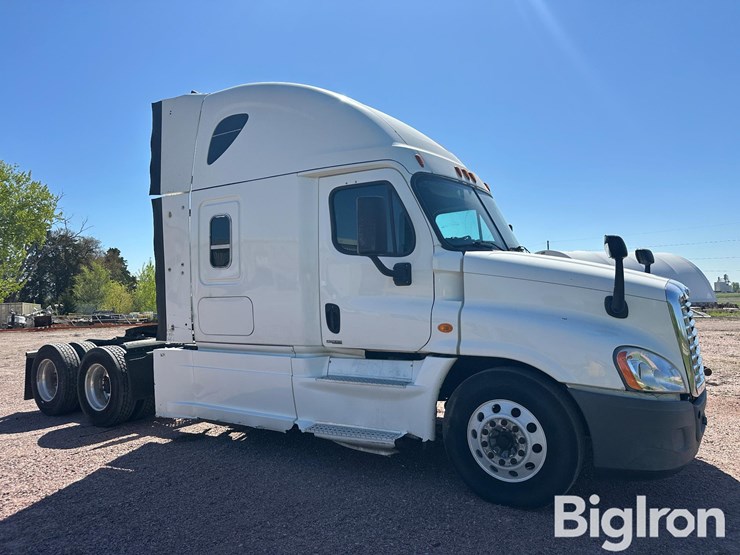 2015-freightliner-cascadia-125-image-3