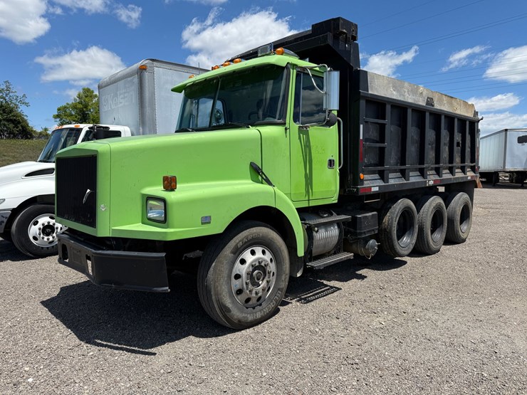 #86-•-1993-volvo-tri-axle-dump-truck-image-1