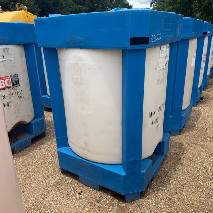 #1657 • 275 GALLON PLASTIC OIL STORAGE TANK