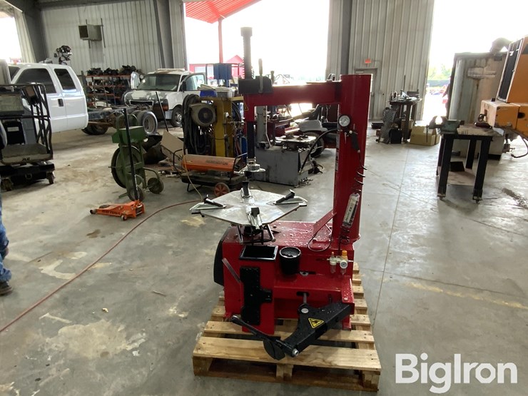 2025-massey-ferguson-730-image-8