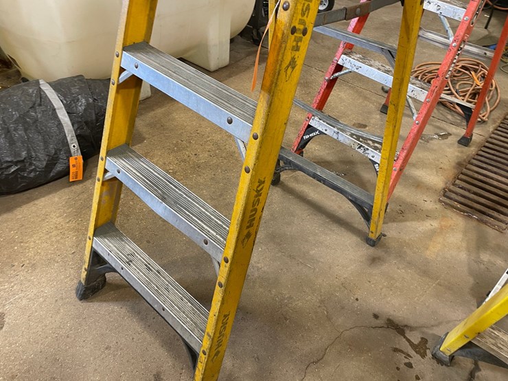 #4592-•-husky-fiberglass-step-ladder-image-3