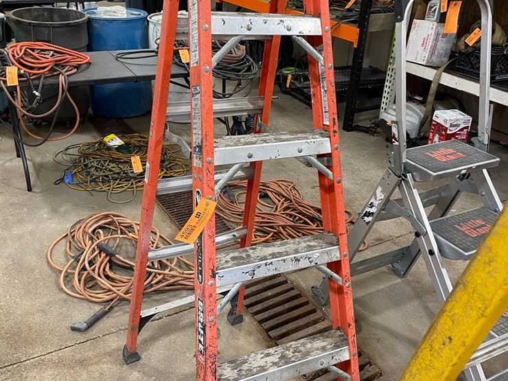 #4593-•-louisville-fiberglass-step-ladder-image-1