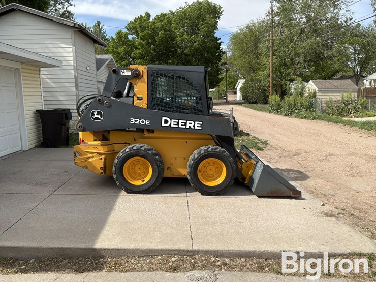 2014-deere-320e-image-4