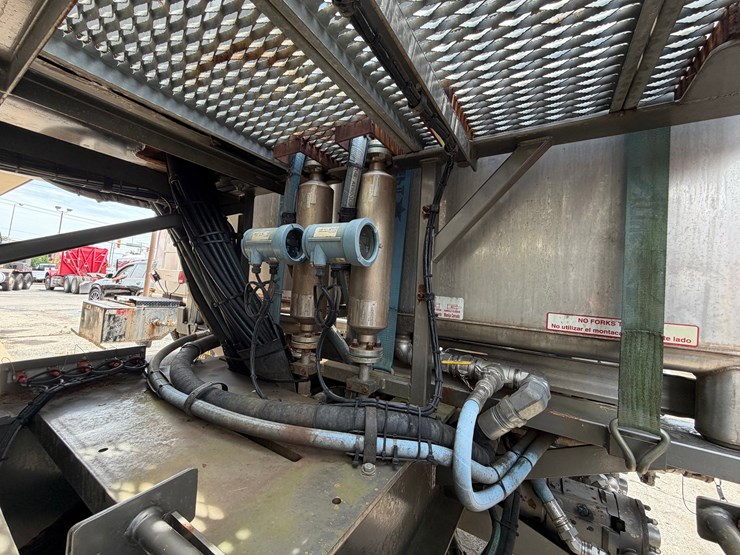 2014-caterpillar-c13-image-8