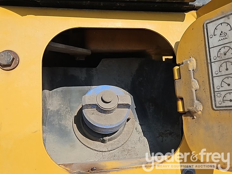2016-caterpillar-d5k2-lgp-image-22