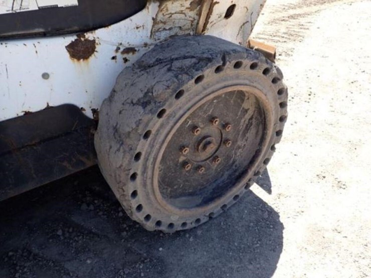 2014-bobcat-s590-image-30