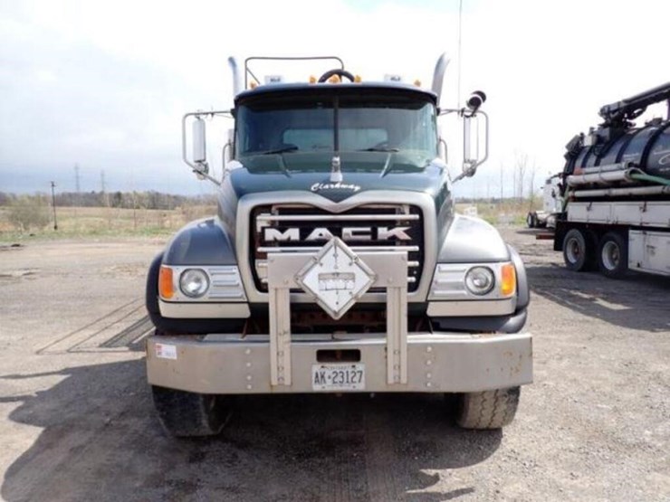 inoperable-2005-mack-cv713-tri/a-vacuum-truck-1m2a-image-2