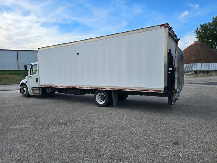 2014-freightliner-m2-106-image-17