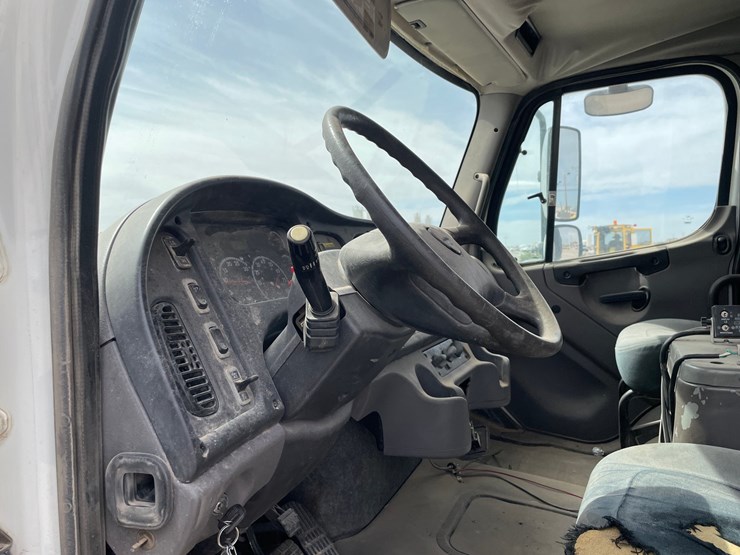 2008-freightliner-m2-106-image-14