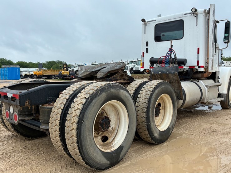 2013-freightliner-coronado-122-sd-image-4