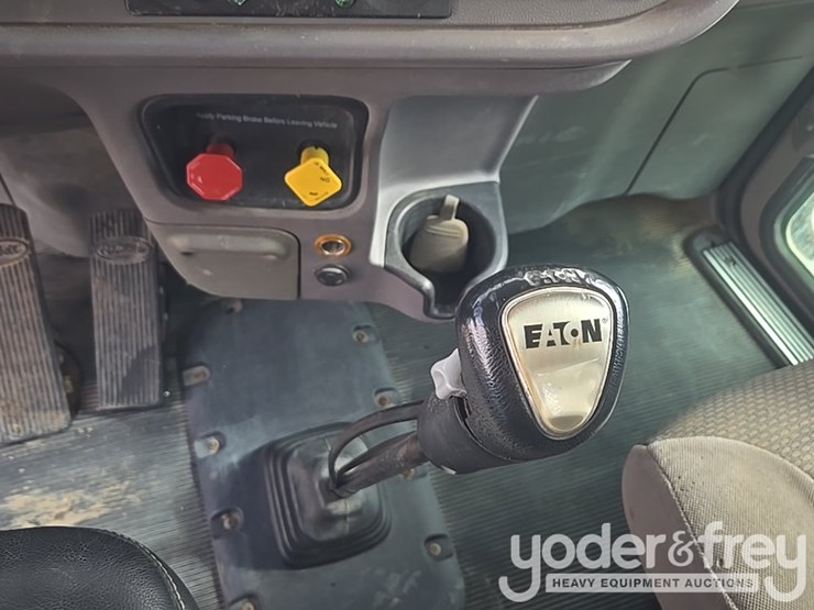 2010-peterbilt-367-image-55