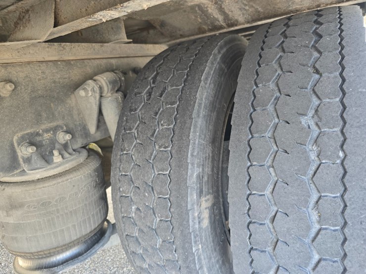 2014-freightliner-m2-106-image-89
