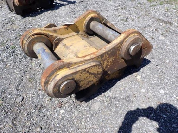 caterpillar-hydraulic-quick-coupler-image-1
