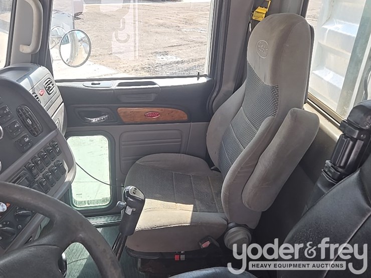 2010-peterbilt-367-image-50