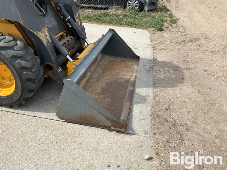 2014-deere-320e-image-10