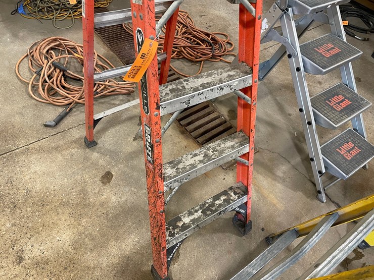 #4593-•-louisville-fiberglass-step-ladder-image-3