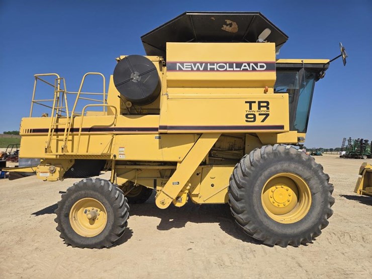 new-holland-tr97-image-15