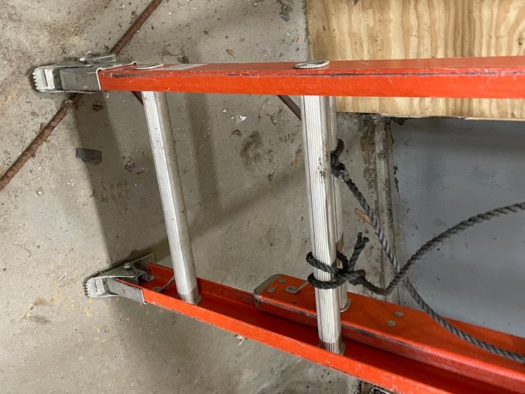 #4582-•-louisville-fiberglass-extension-ladder-image-2