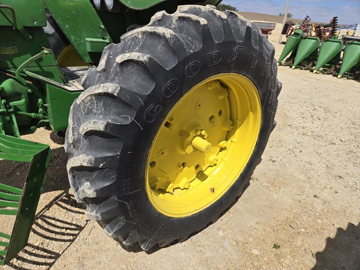 john-deere-3010-image-8