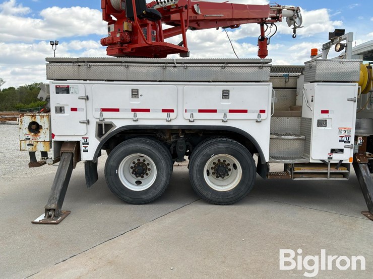 2010-freightliner-m2-106-image-16