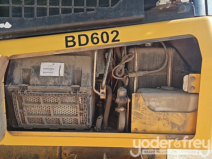 2016-caterpillar-d5k2-lgp-image-21