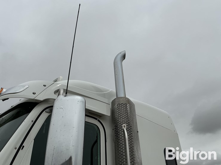 2013-freightliner-coronado-132-image-15