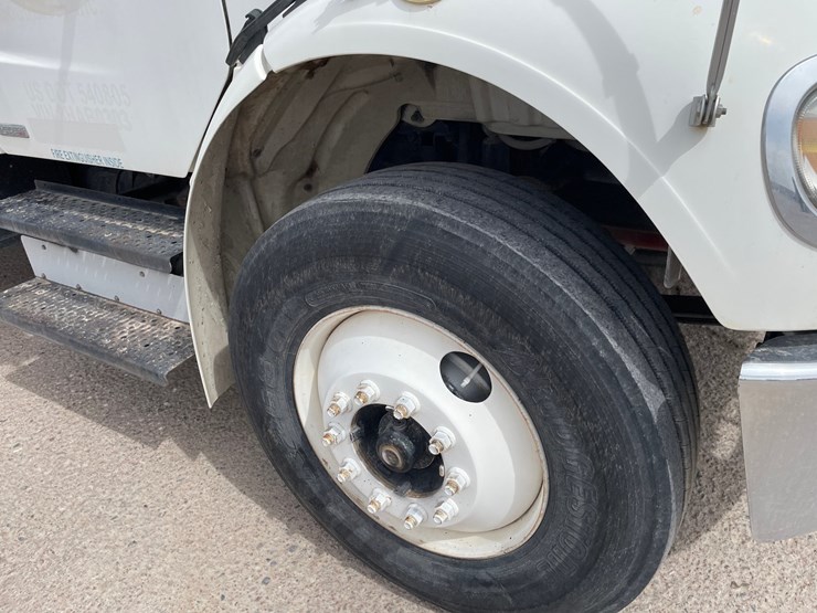 2008-freightliner-m2-106-image-43