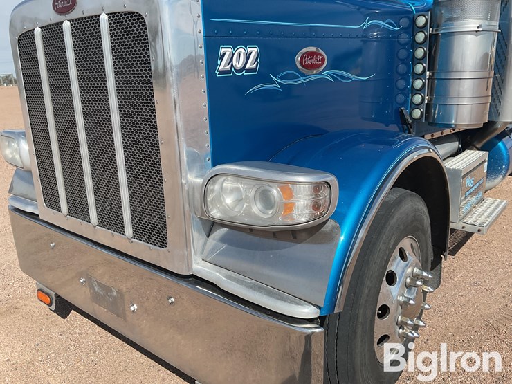 2015-peterbilt-389-image-11