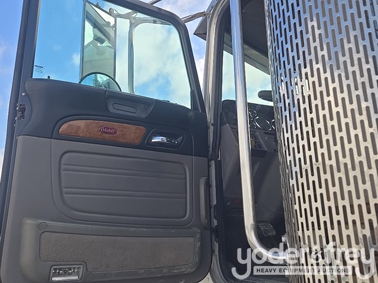 2010-peterbilt-367-image-44