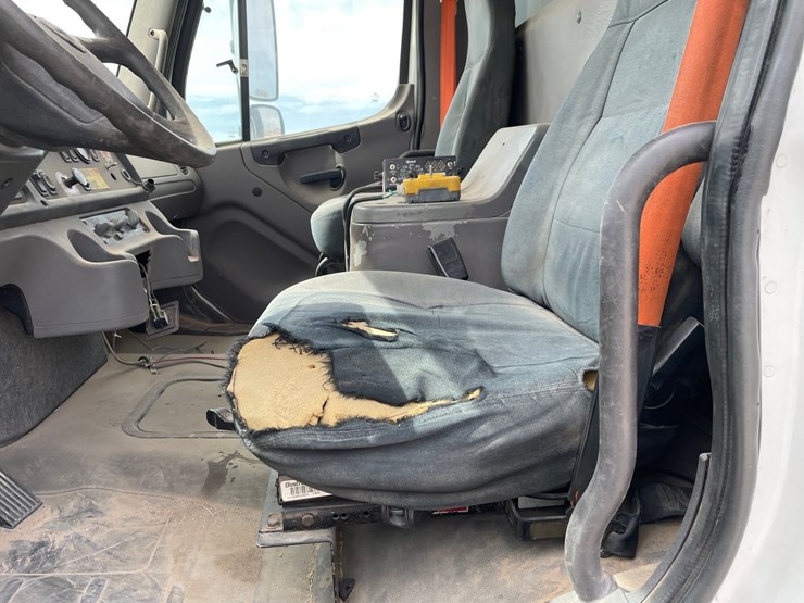 2008-freightliner-m2-106-image-13