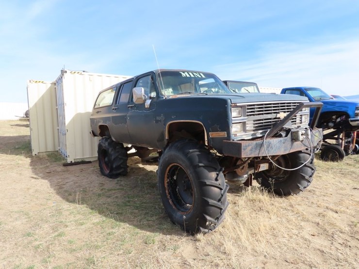 chevrolet-suburban-image-4