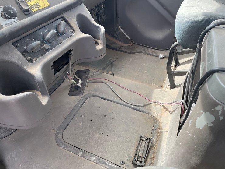 2008-freightliner-m2-106-image-25