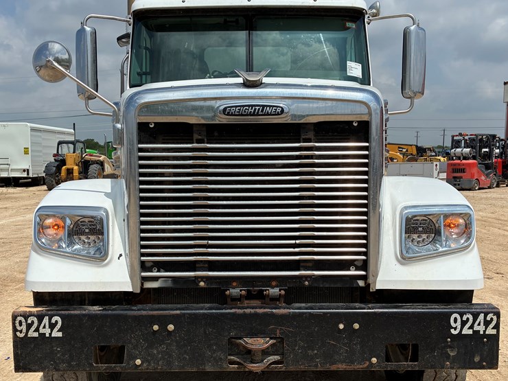 2014-freightliner-coronado-122-sd-image-2