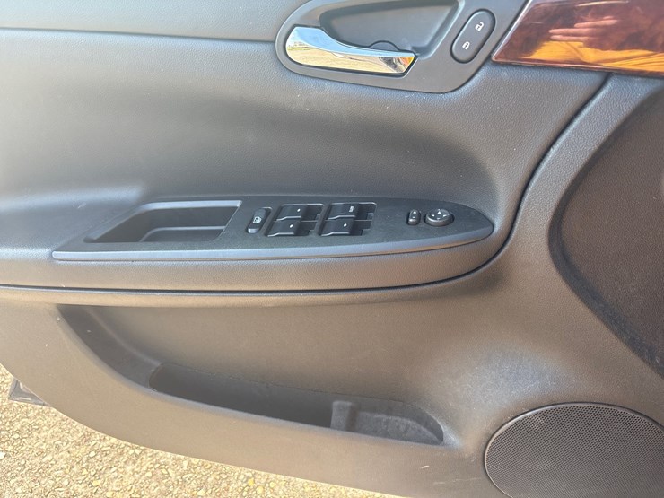 #33-•-2011-chevrolet-impala-image-15